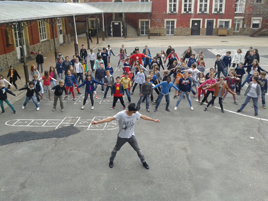 A l’école du Sacré-Coeur, Jérémy et Jason dansent avec les élèves
